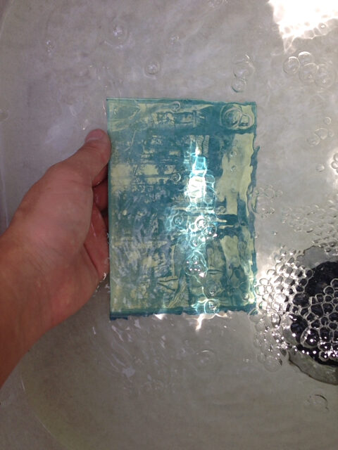 水洗中のサイアノタイプ作品